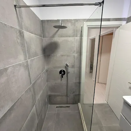 E&e Family Apartment, 5 Min From Airport, Center アパート